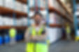 Trabajador sonriente en el almacén